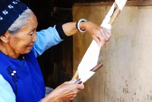 酸水 一勺牛奶 三两下的揉捏拉扯 牛奶团子被缠绕在竹架上晾晒风干